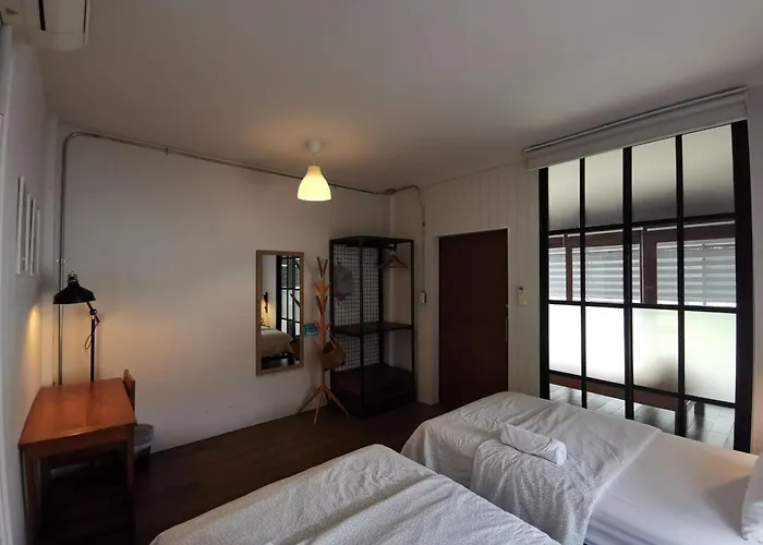 Liaw Base House Hostal *